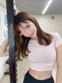 是個很愛玩的妹妹  喜歡認識異性朋友 流連於酒吧夜店